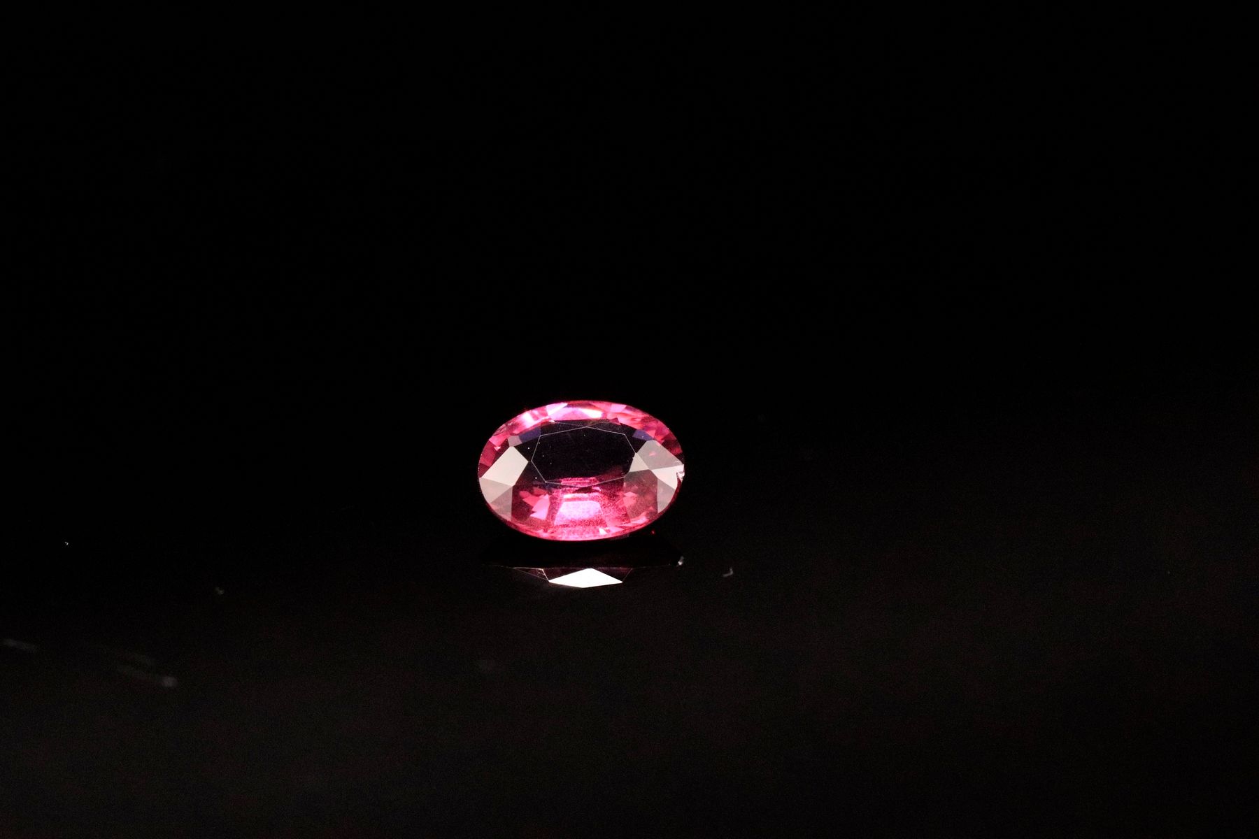 Null Oval pink garnet on paper.
Weight : 1.47 ct

Dimensions: 8.5mm x 7mm