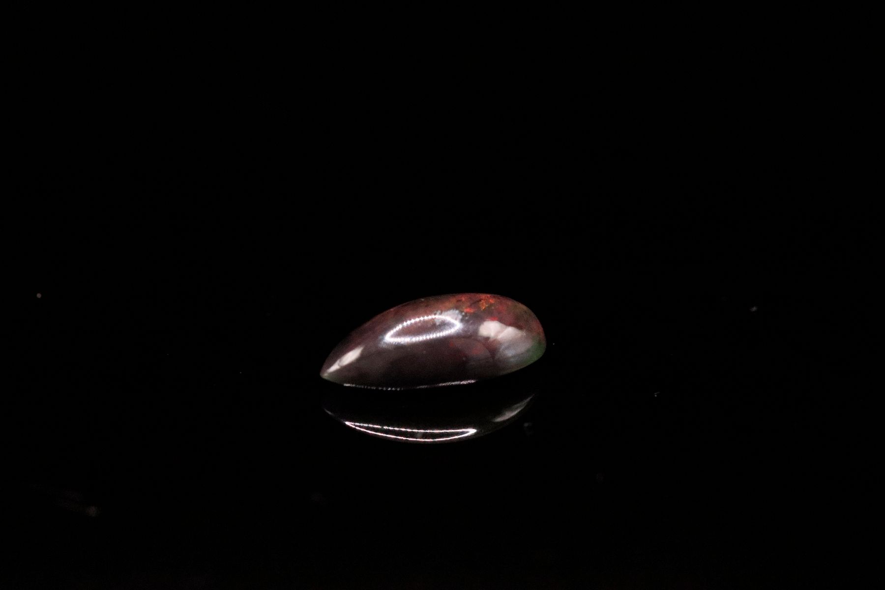 Null Opale noire cabochon poire sur papier.
Poids : 1.80 ct

Dimensions : 13.5mm&hellip;