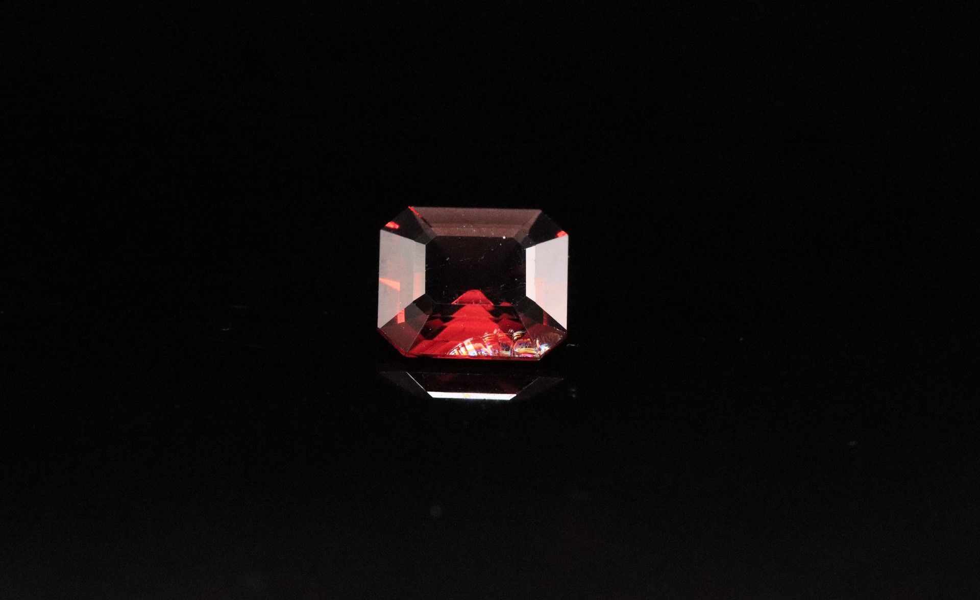 Null Red spinelli with cut sides on paper. 
Graining.
Weight: 1.93 ct. 

Dimensi&hellip;
