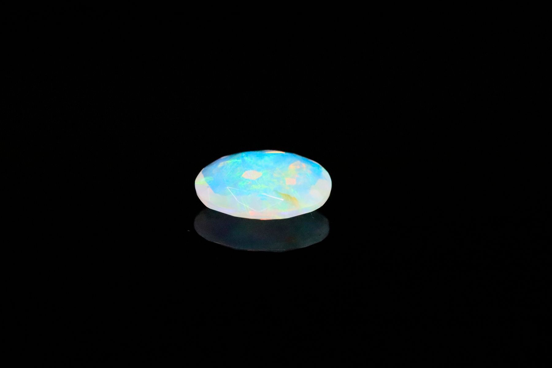 Null Opale blanche ovale facettée sur papier. 
Poids : 1.33 ct. 

Dimensions : 1&hellip;