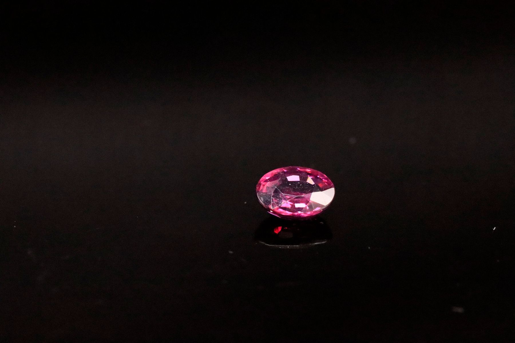 Null Tourmaline rose ovale sur papier.
Poids : 1.36 ct

Dimensions : 6.8mm x 5.5&hellip;