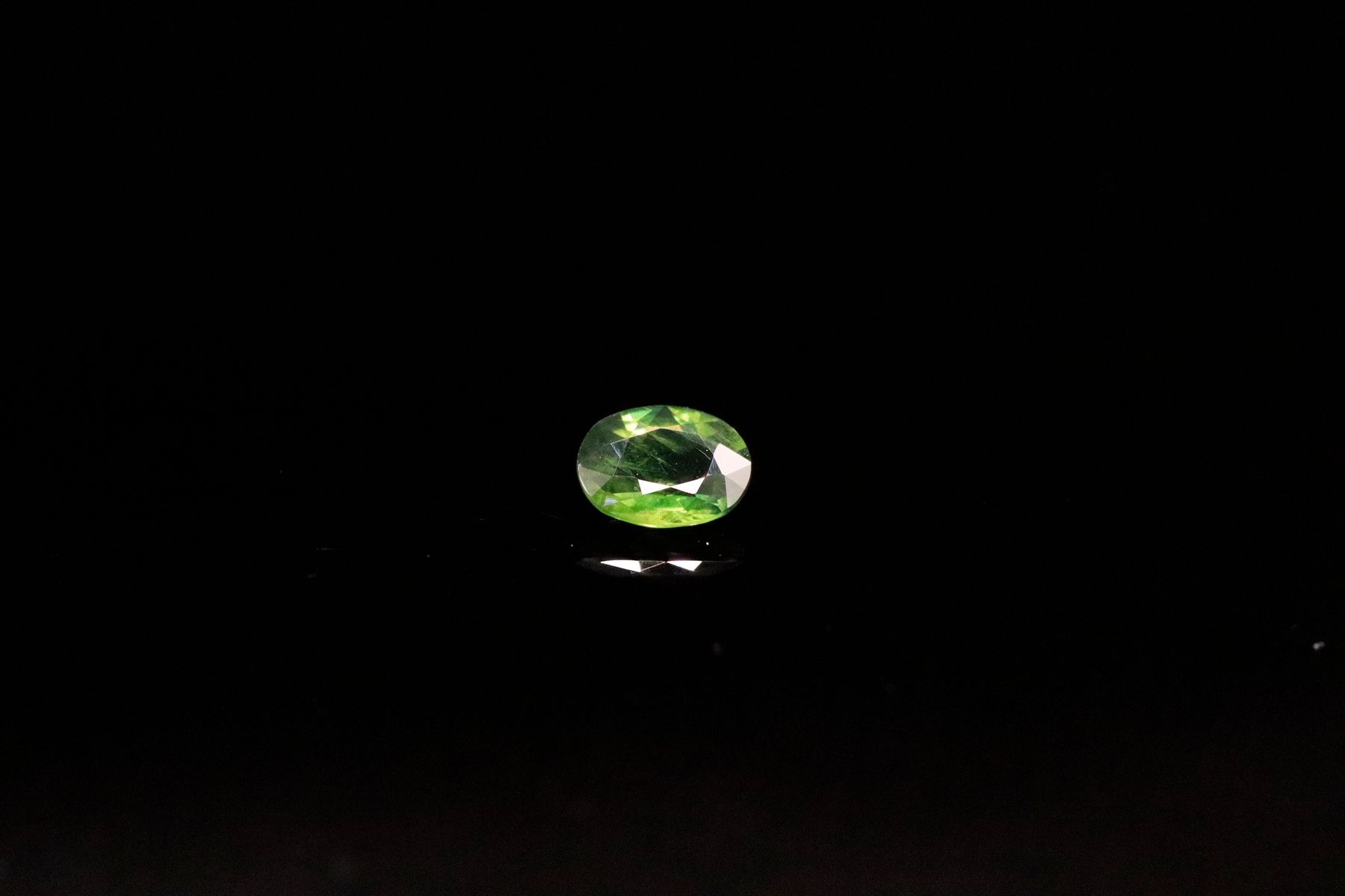 Null 纸质椭圆形橄榄绿色蓝宝石。 
重量：0.83 克拉。 

尺寸：6 x 5 毫米。
