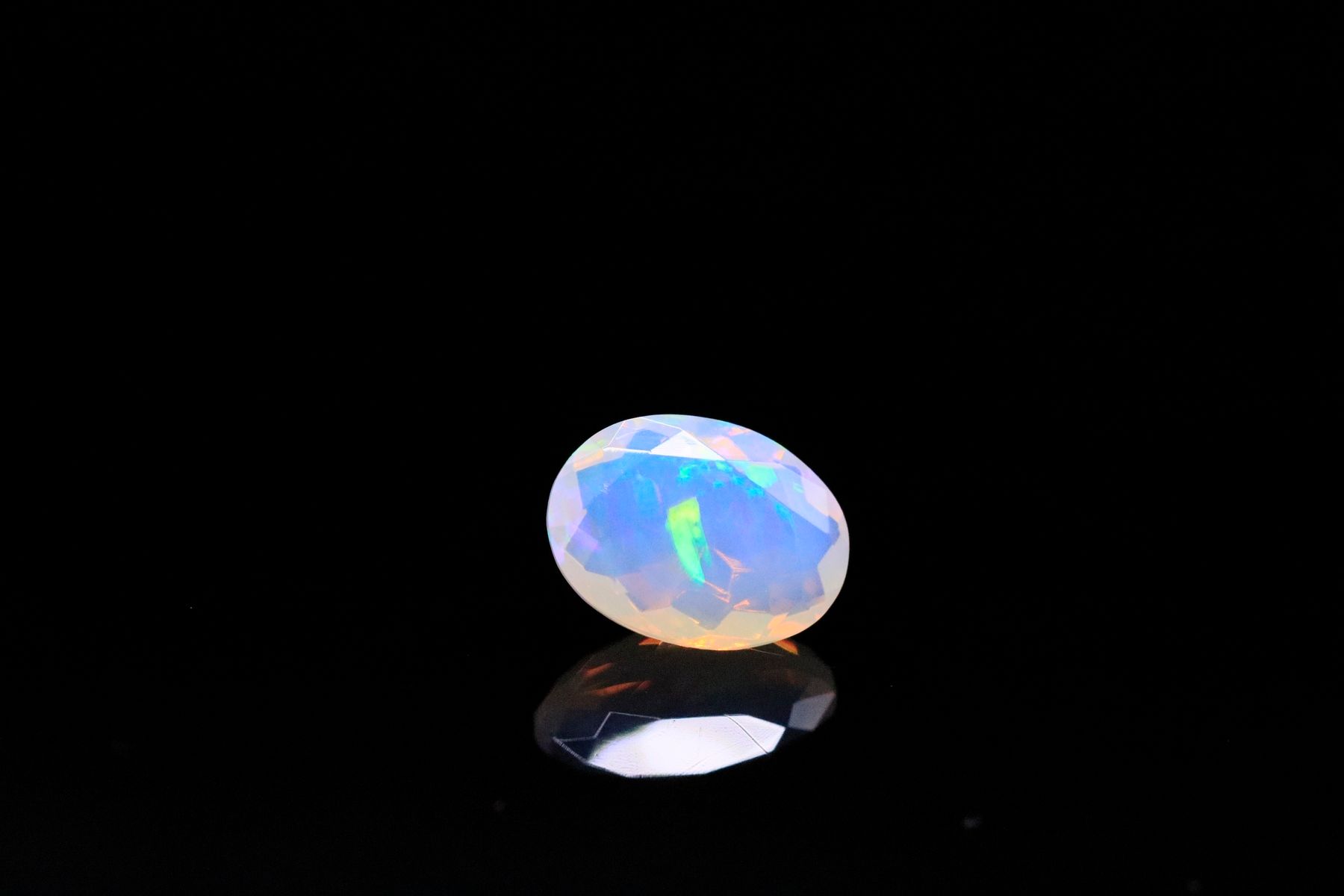Null Opale blanche ovale facettée sur papier. 
VS
Poids 1.74 ct. 

Dimensions : &hellip;
