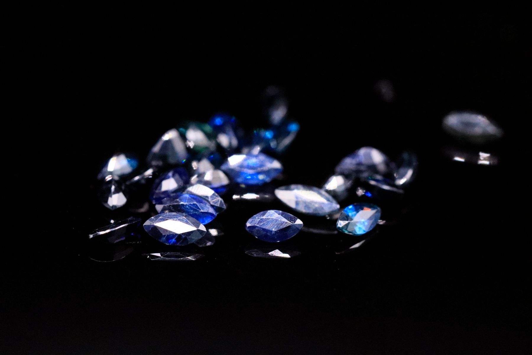 Null 纸质二十五颗榄尖形蓝色蓝宝石。
重量：5.16 克拉

平均尺寸：5 毫米 x 3 毫米