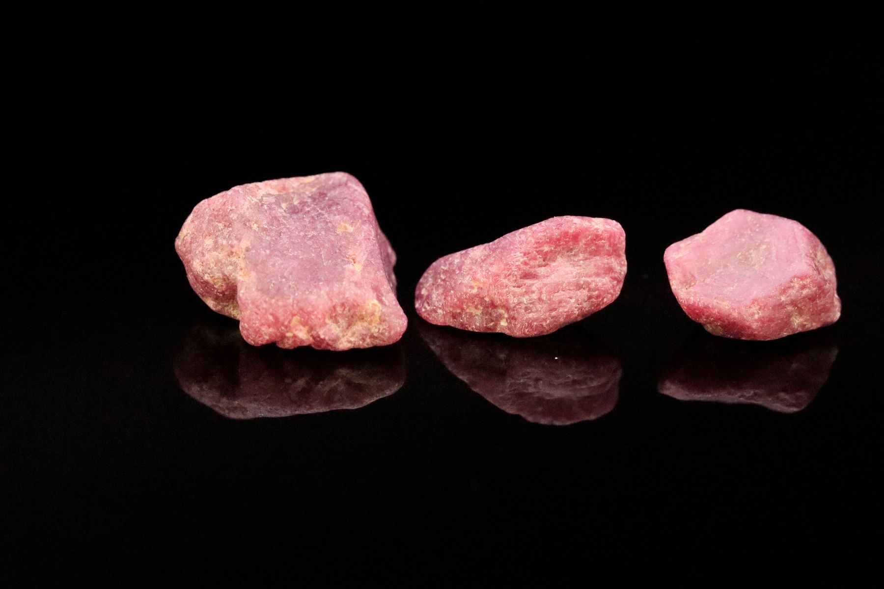 Null Mixture of three ruby raws on paper.
Probably unheated.
Weight : 51.72 cts