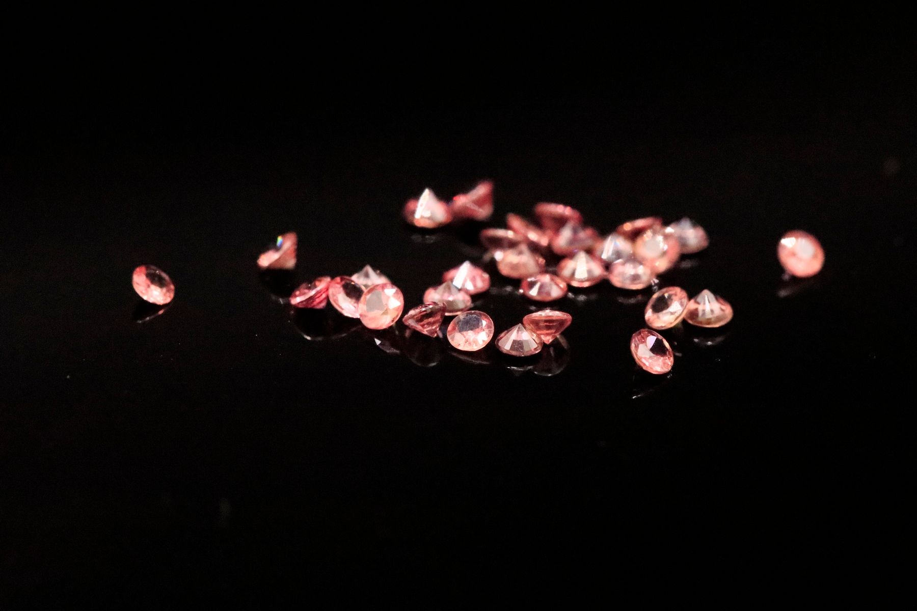 Null Mezcla de treinta zafiros rosas redondos sobre papel.
Peso : 2.40 cts

Diám&hellip;