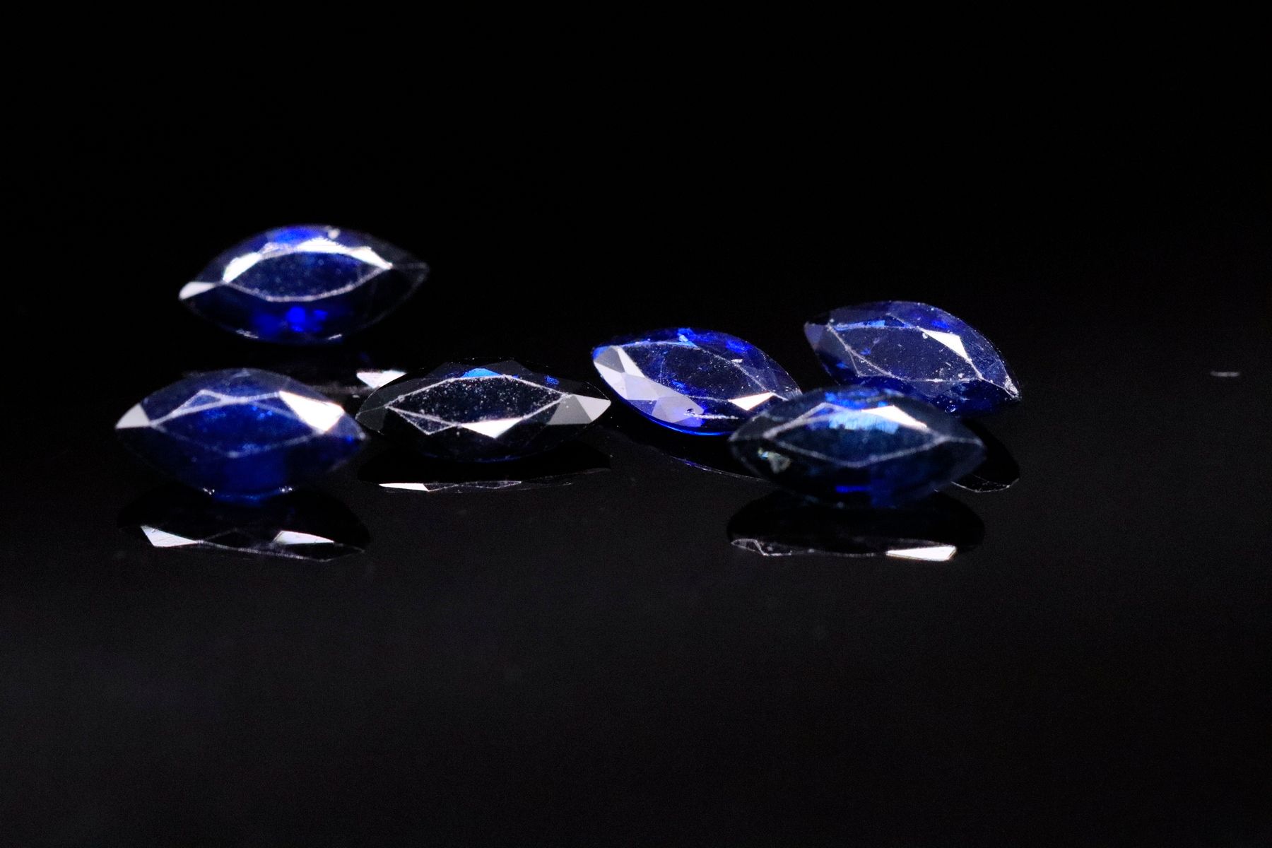 Null Mix of six marquise sapphires on paper.
Weight: 3.68 cts

Dimensions: 8mm x&hellip;