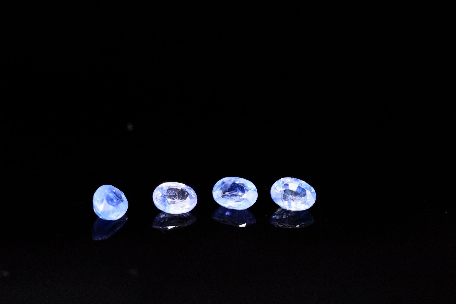 Null 纸质四颗椭圆形蓝宝石混合物。
可能产于锡兰。
重量：1.35 克拉

平均尺寸：5 毫米 x 3.8 毫米