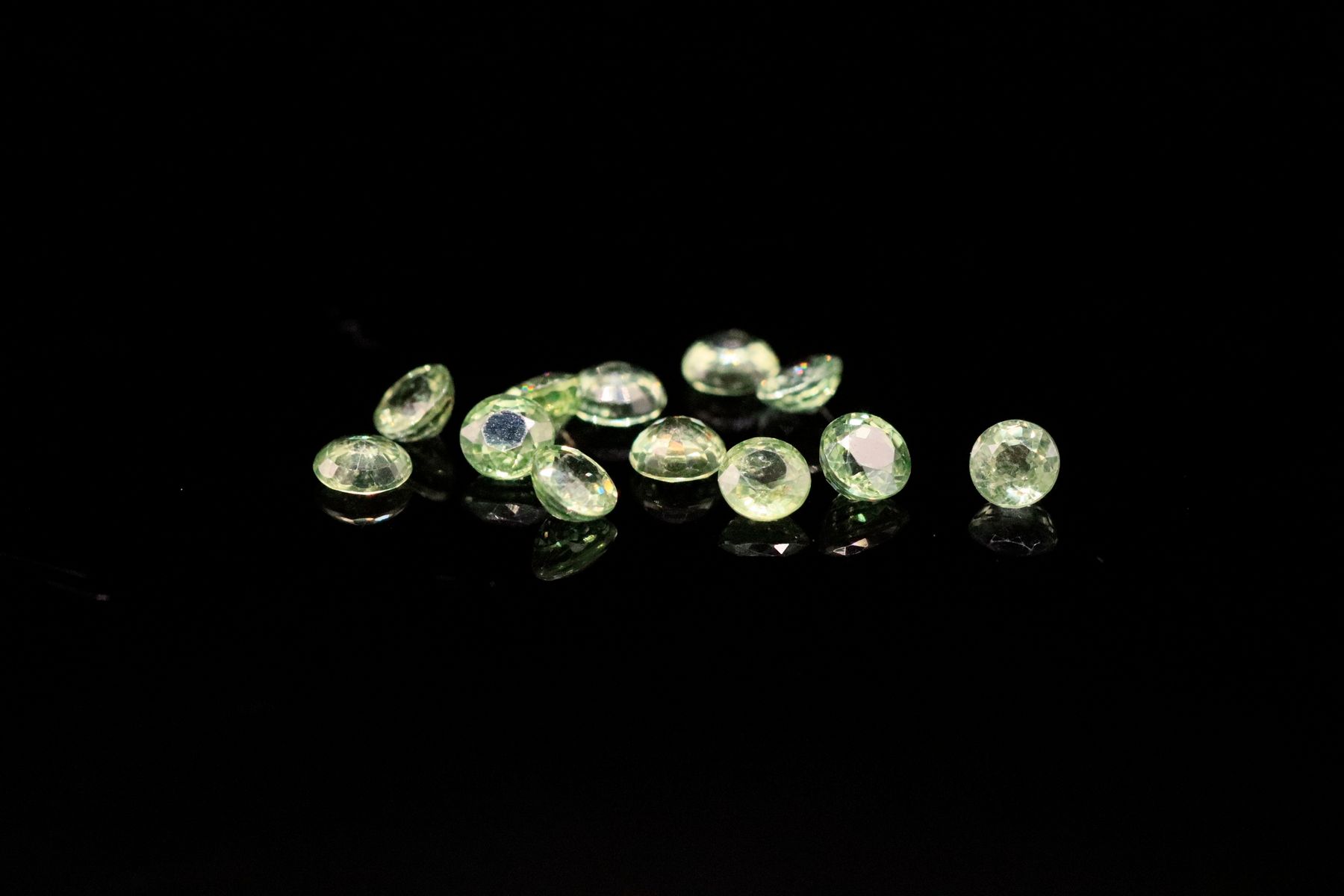 Null 纸质十二颗圆形绿色蓝宝石。
重量：2.68 克拉

平均直径：3.5 毫米