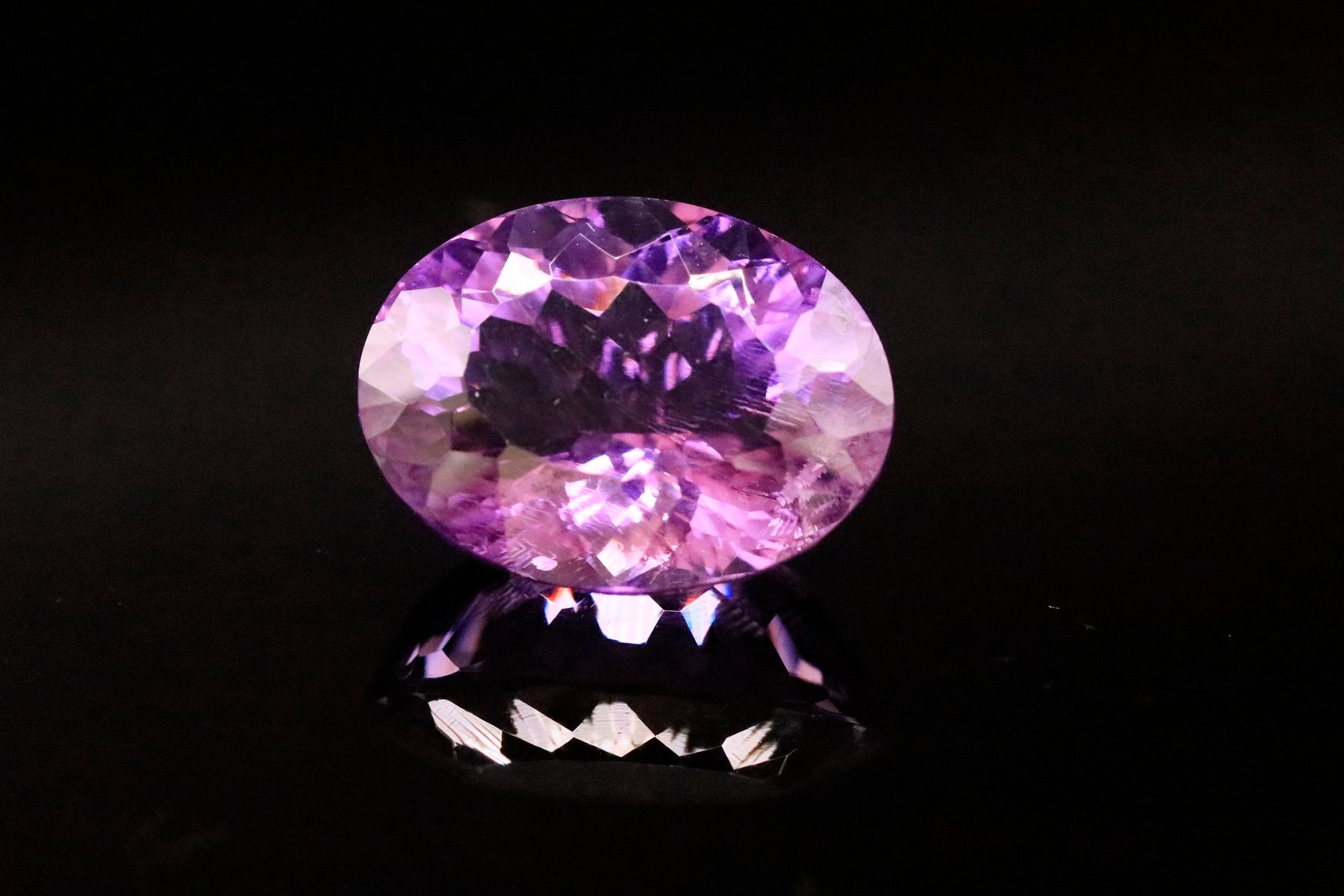 Null Large oval amethyst on paper. 
Weight : 14.38 cts. 

Dimensions: 18 x 13 mm
