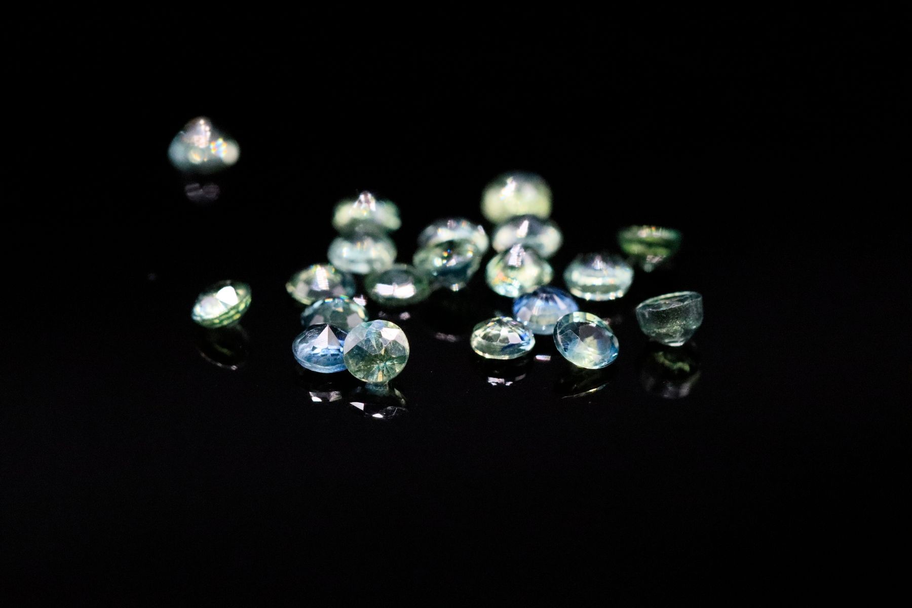 Null Mixture of twenty round blue-green sapphires on paper.
Weight: 3.26 cts

Av&hellip;