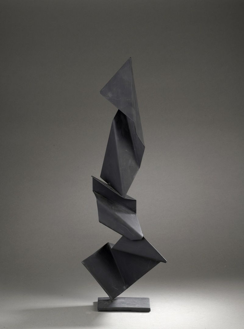 Null 多米尼克-马尔蒂埃，生于 1954 年
无题 
用切割、弯曲和焊接的金属板制作的雕塑，底座和底部涂成黑色，1/1：D maltier 1/1
高度：6&hellip;