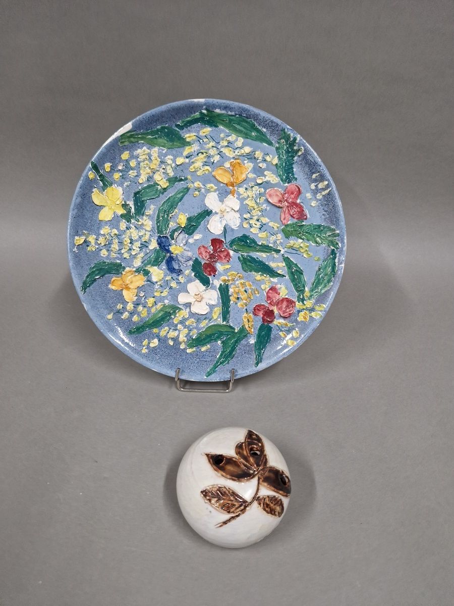 Null ART CERAM - Honoré Milazzo -Deux pièces 
- Un plat à décor de fleurs 
usure&hellip;