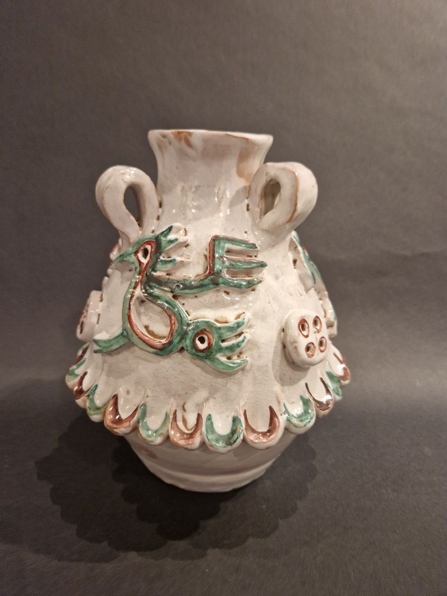 Null CALLIS (1946 -1952)
Vase à décor d'oiseaux.
Terre de Vallauris, signature m&hellip;