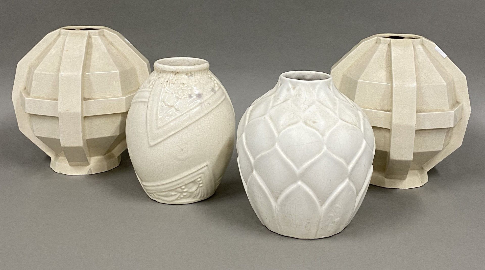 Null SAINT CLEMENT France
Paire de vases art déco en céramique blanche craquelée&hellip;