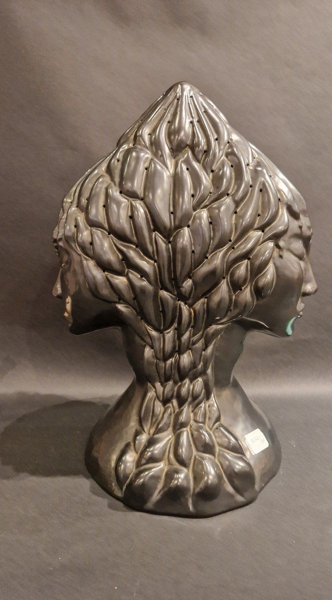 Null ECOLE MODERNE
Sculpture de têtes de femmes.
Terre blanche, signature dans l&hellip;