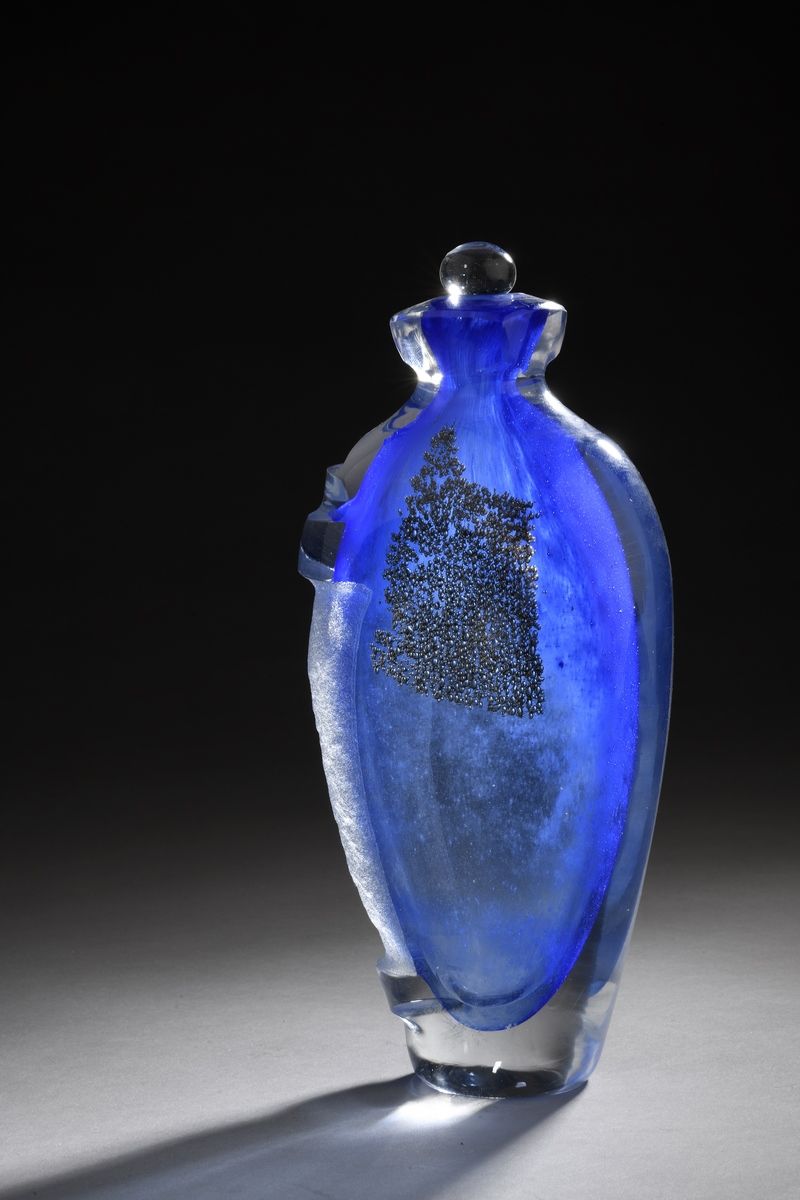 Null René DENIEL (France, né en 1947)
Flacon en verre soufflé bleu à décor de bi&hellip;