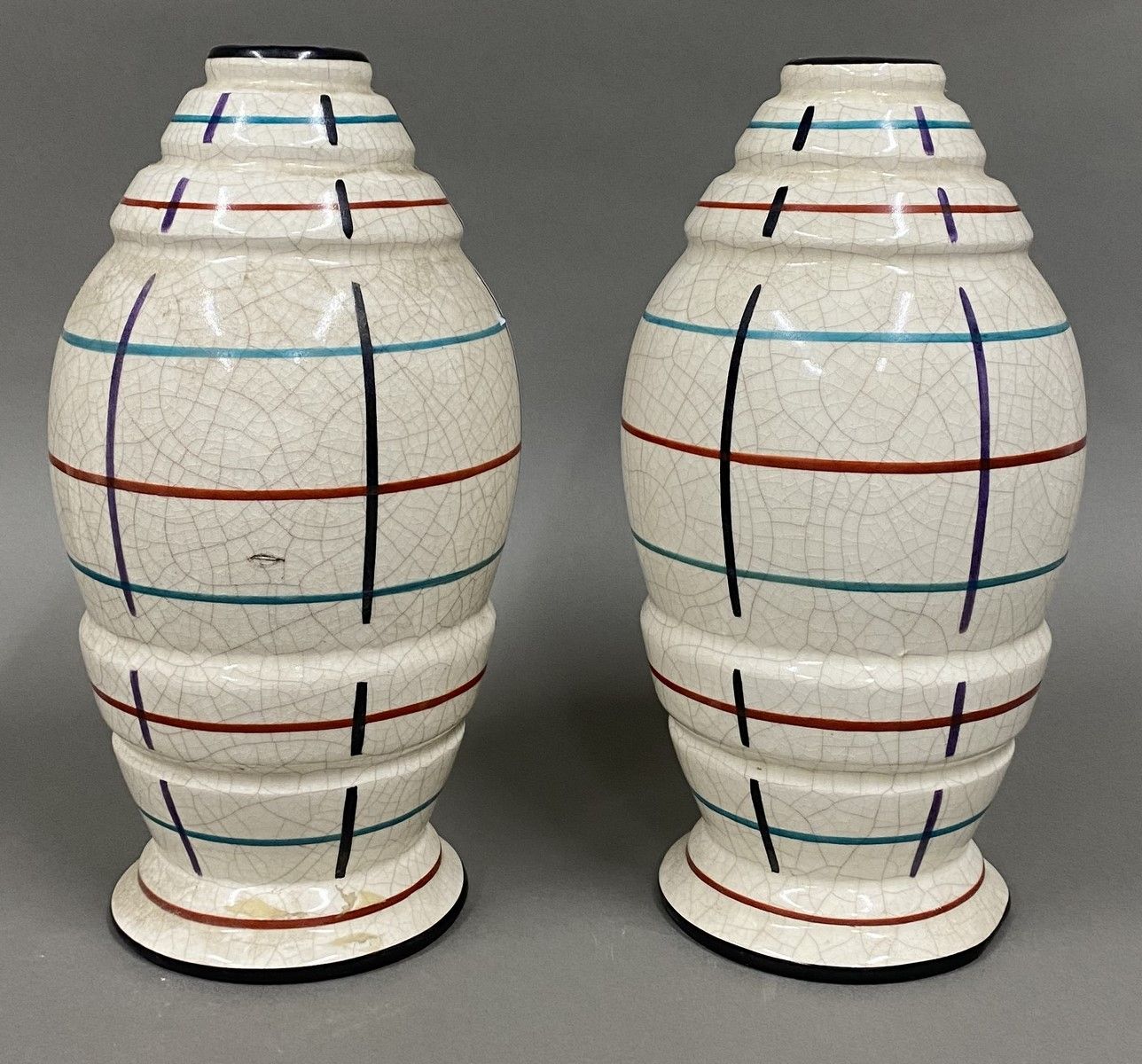 Null Paire de vases balustre en céramique blanche craquelée et rehauts de quadri&hellip;