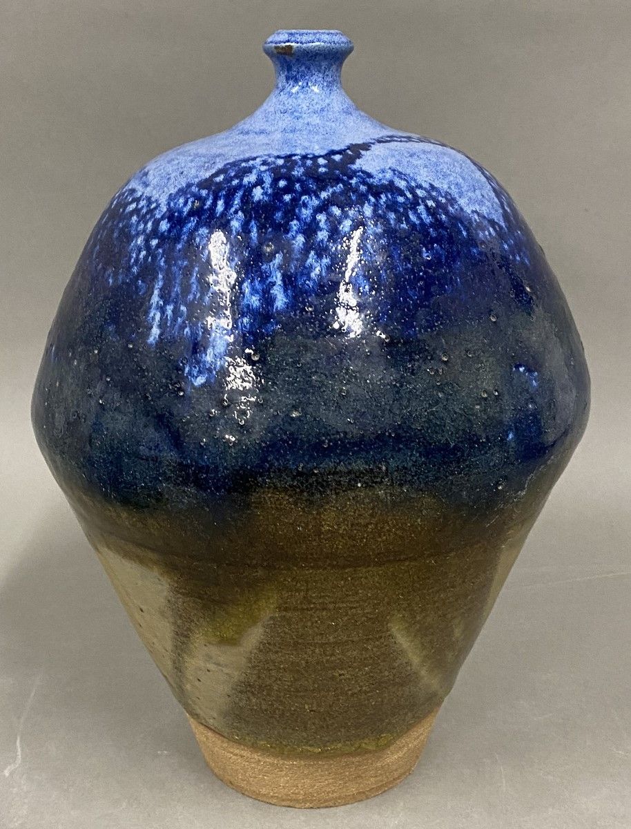Null Grand vase balustre à petit col étroit à décor émaillé dans les bleus et br&hellip;