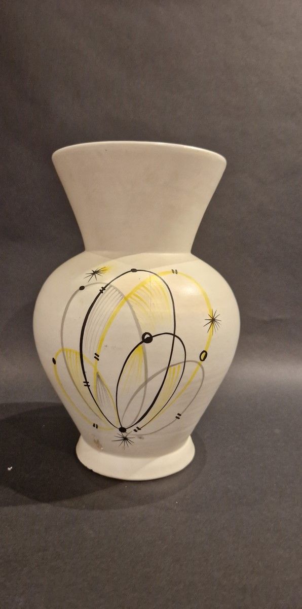 Null André BAUD (1903 -1986)
Vase blanc à décor abstrait.
Terre blanche, tampon &hellip;