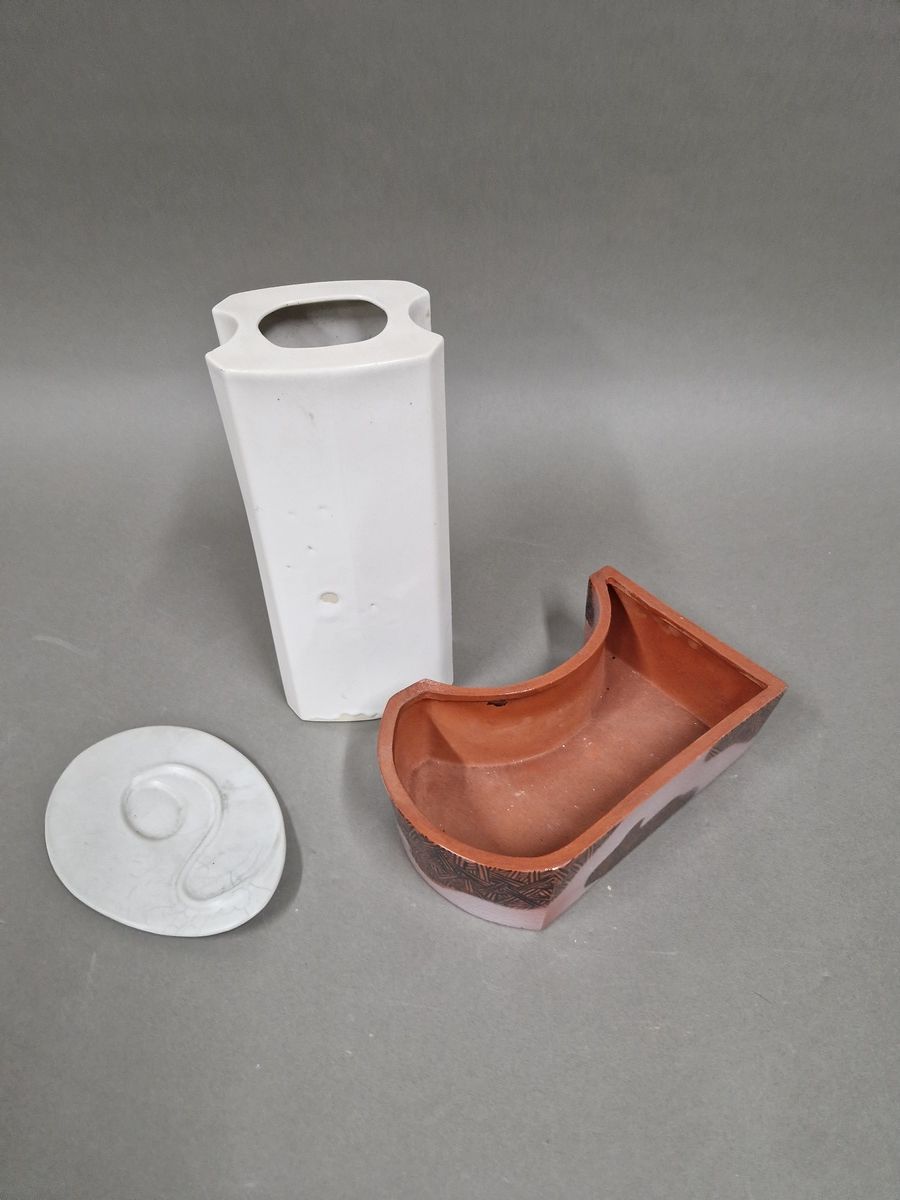 Null ECOLE MODERNE
- Vase à section rectangulaire blanc
Ht. : 26 cm 
- Centre de&hellip;
