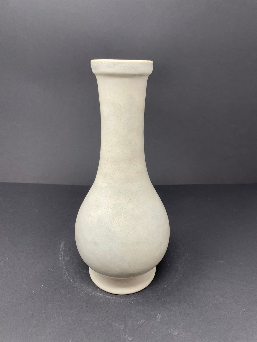 Null Louis LOURIOUX (1874-1930)
Vase en grès emaillé à couverte blanche nuancée &hellip;