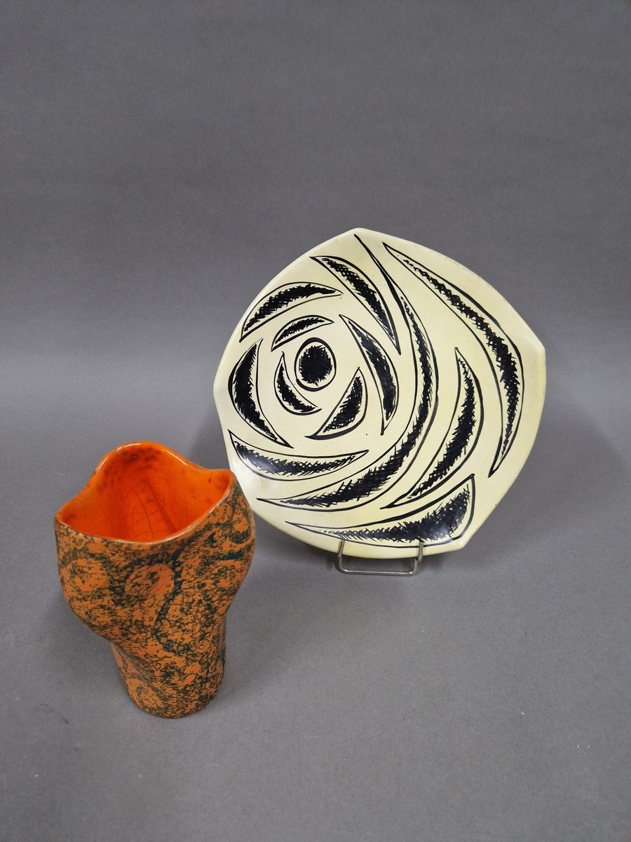 Null LE VAUCOUR - deux pièces
- Vase fond orange 
Ht. : 17 cm 
- Plat 
Diam. : 2&hellip;