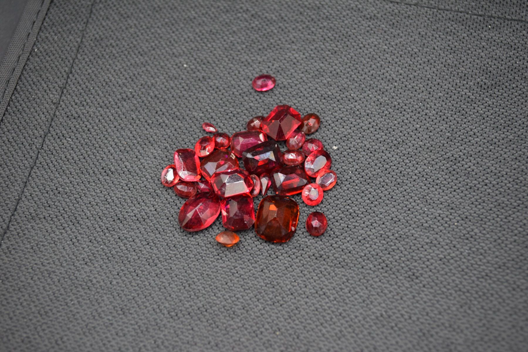 Null Lot de pierres rouges imitations sur papier. 
Différentes tailles et teinte&hellip;