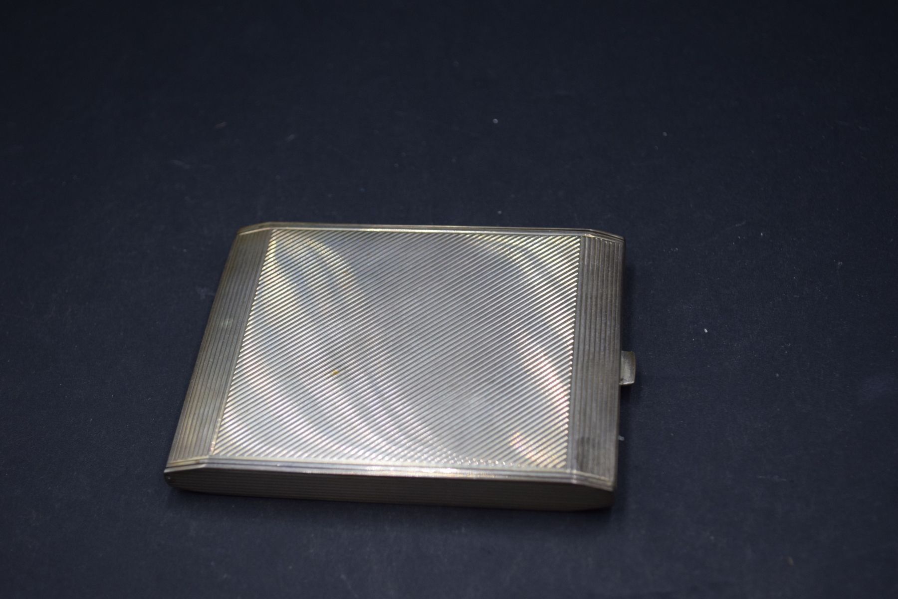 Null Rectangular silver poudrier with fluted decoration. 
Size: 8.5 x 6.5 cm. - &hellip;