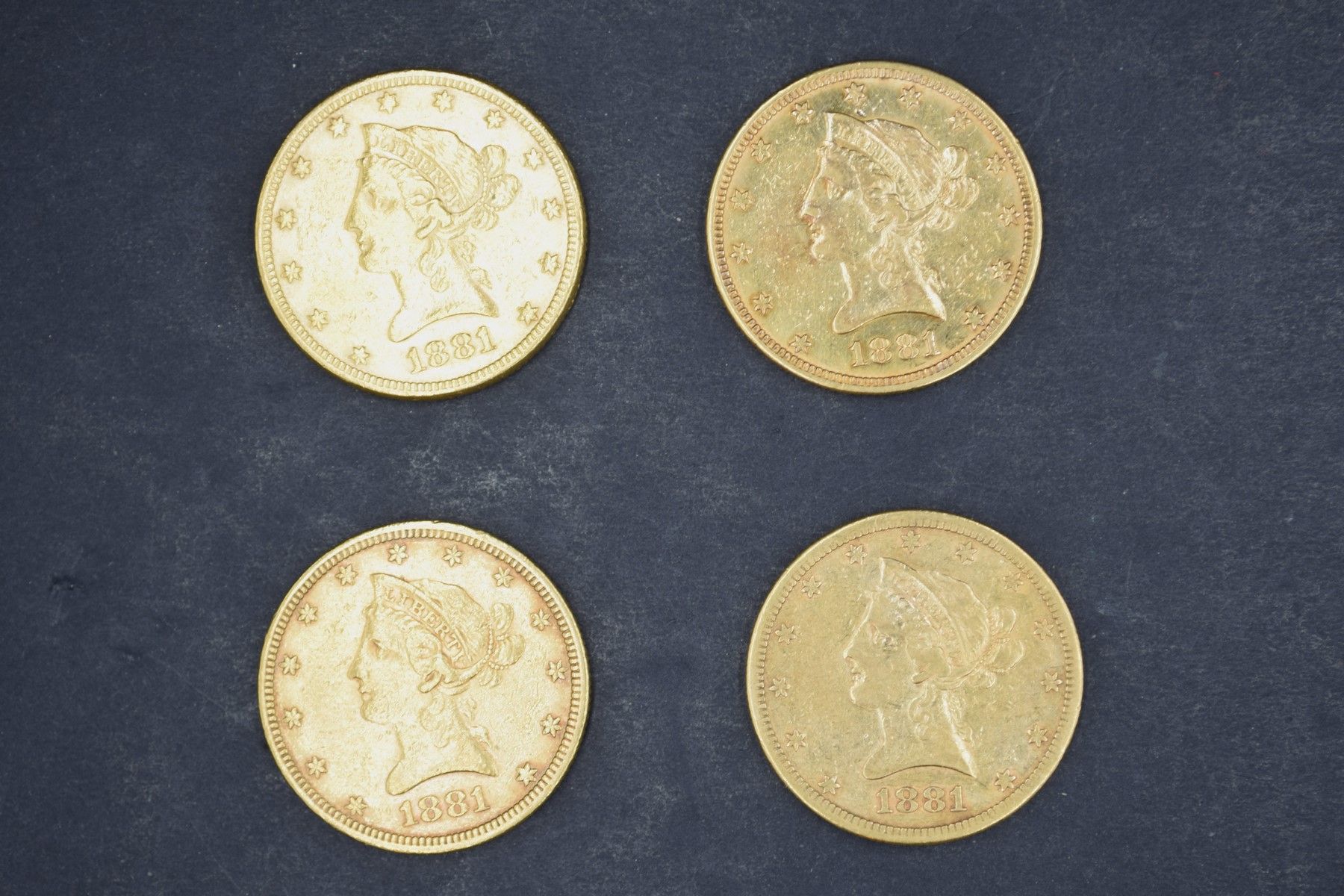 Null Quatre pièces en or de 10 dollars Liberty avec devise (1881, dont une S)
Po&hellip;