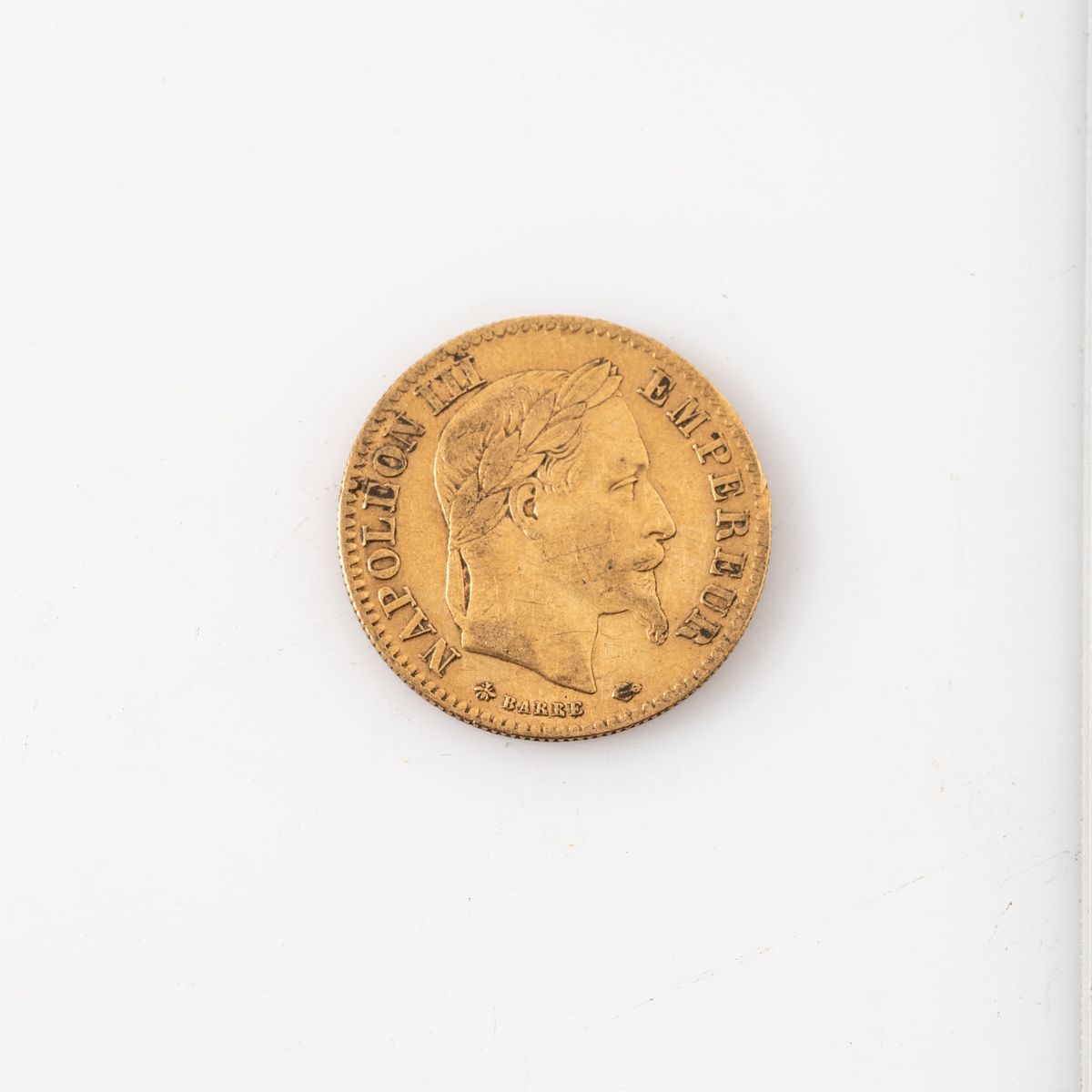 Null Une pièce en or de 10 Francs Napoléon III tête laurée (1865 A). 

Poids : 3&hellip;