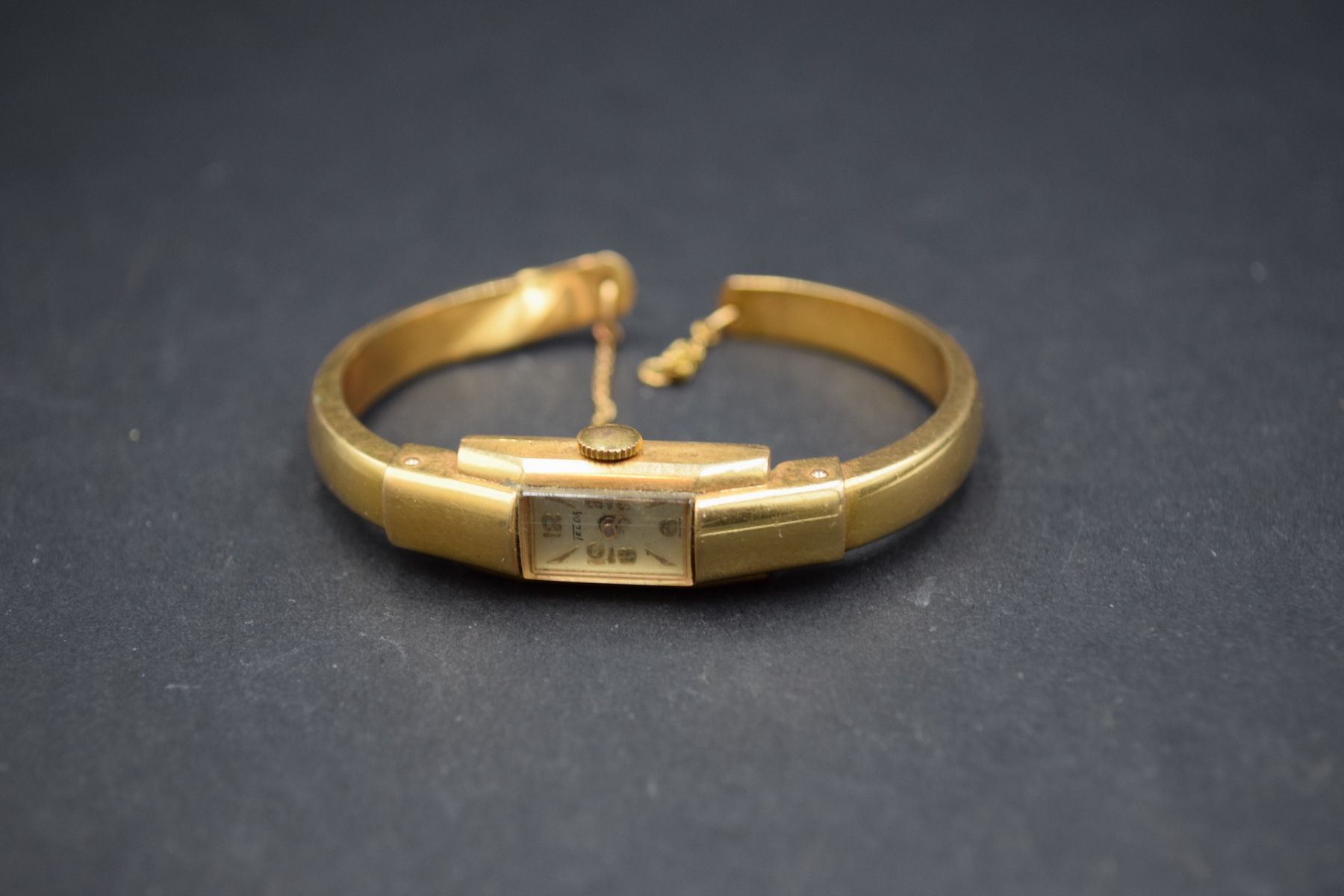 Null TELDA 
Montre bracelet de dame, boîtier rectangulaire en or jaune 18k (750)&hellip;
