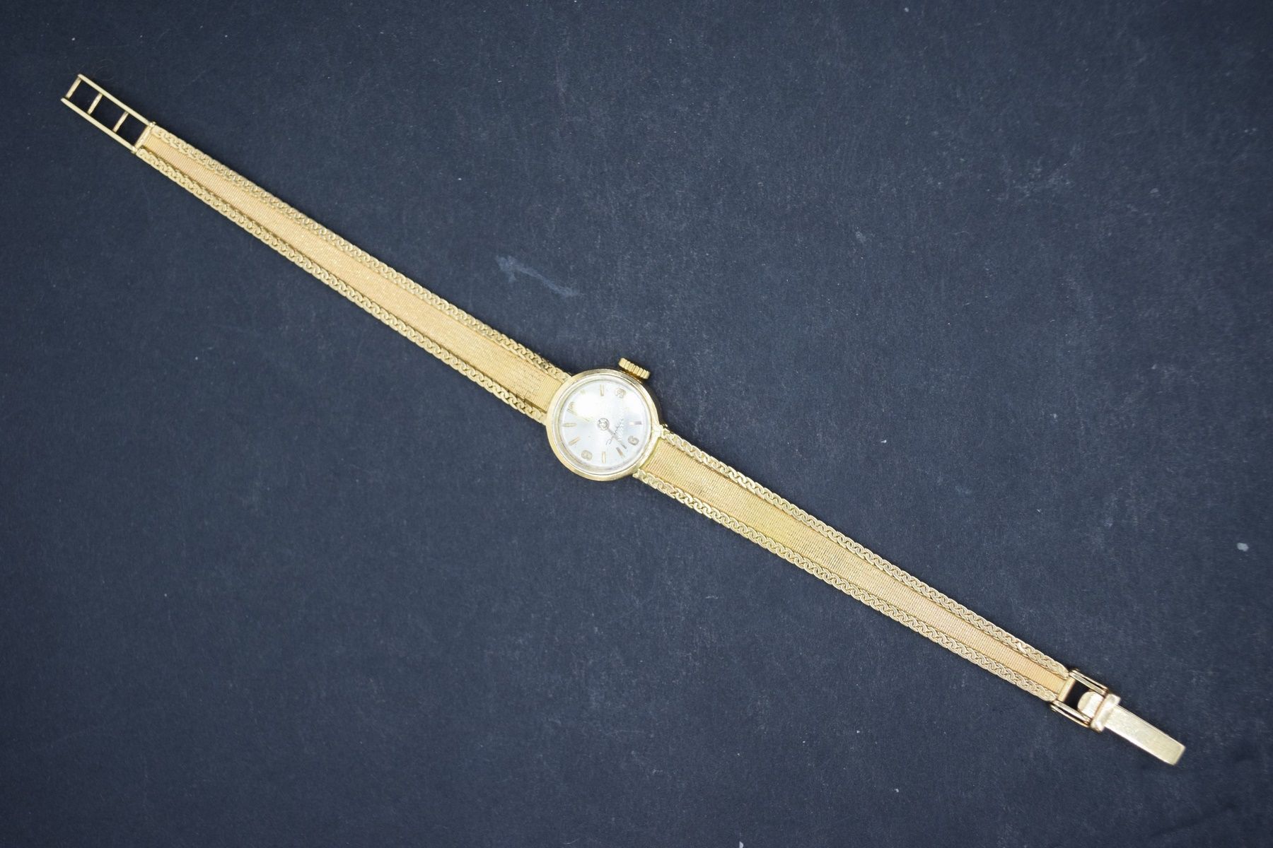 Null LIP
Montre bracelet de dame, boîtier rond en or jaune 18k (750), cadran à f&hellip;