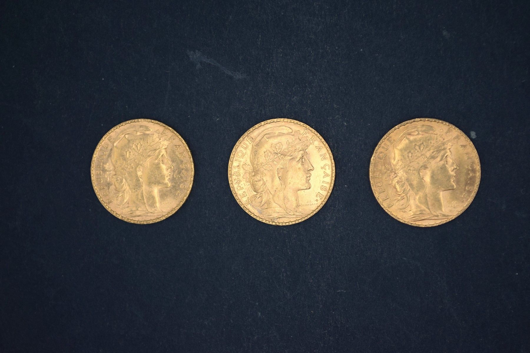 Null Lot de trois pièces en or de 20 francs Coq (1907 x 3)
TTB à SUP
Poids : 19.&hellip;