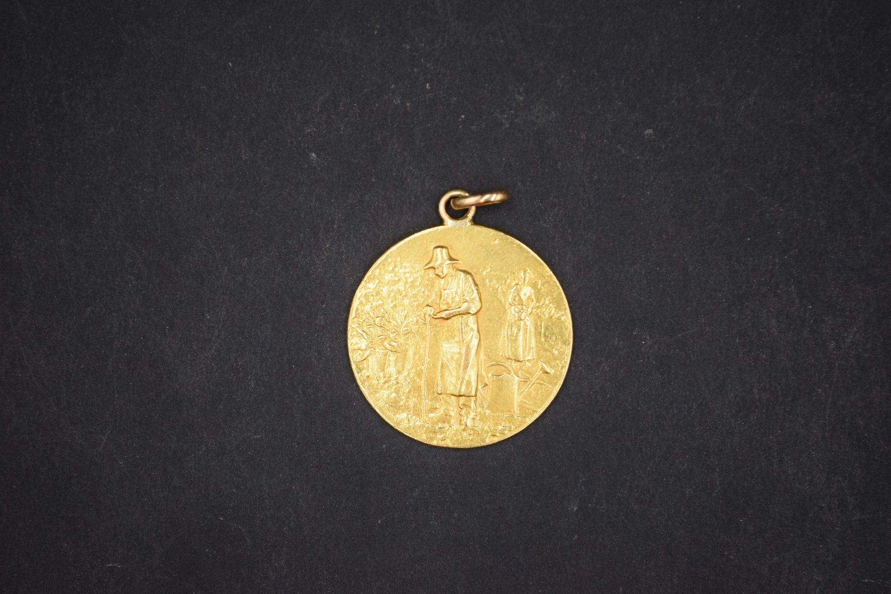 Null Pendentif médaille en or jaune 18k (750). Porte une inscription au dos. 
Po&hellip;