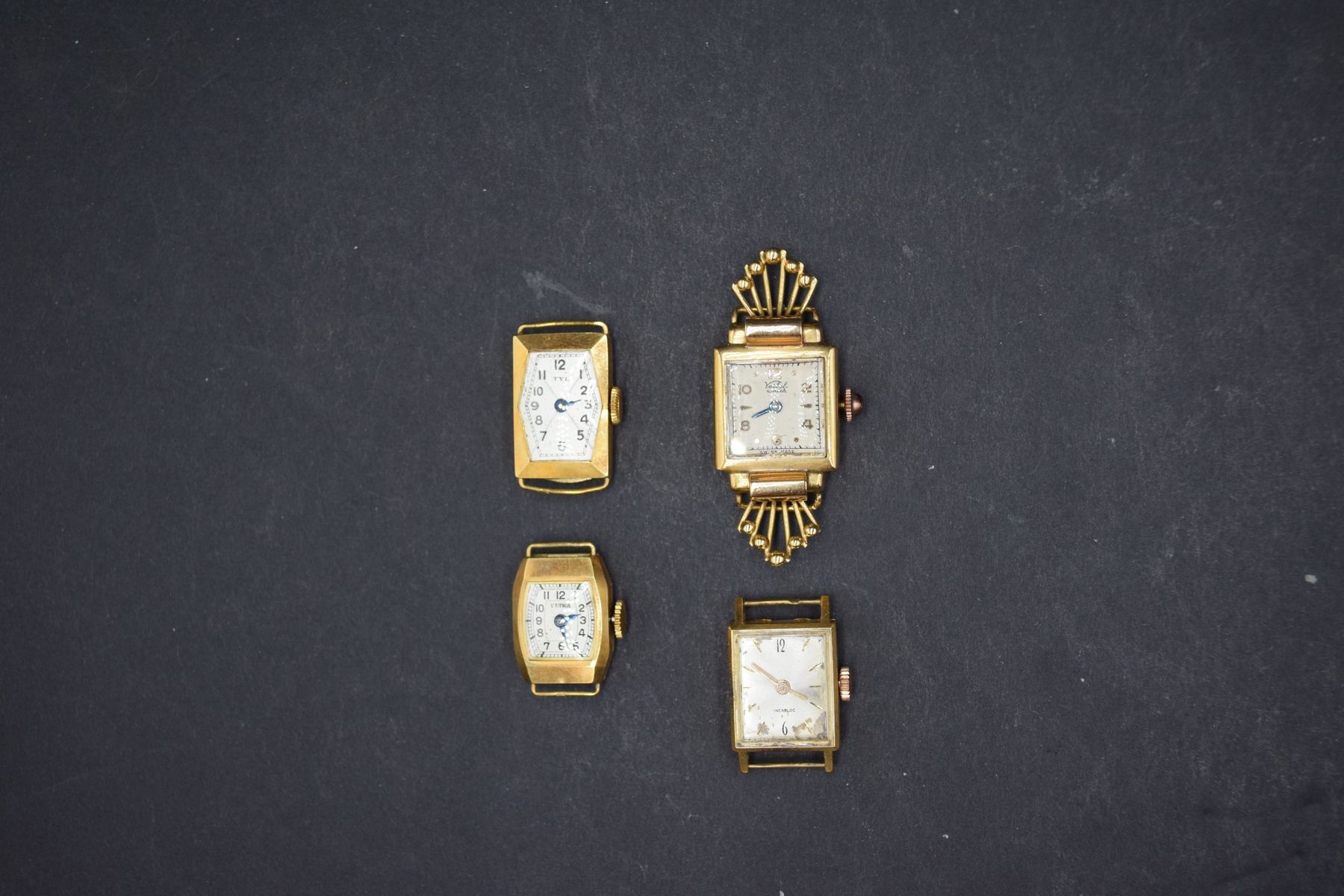 Null Lot de quatre boîtiers de montres de dame en or jaune 18k (750) comprenant &hellip;
