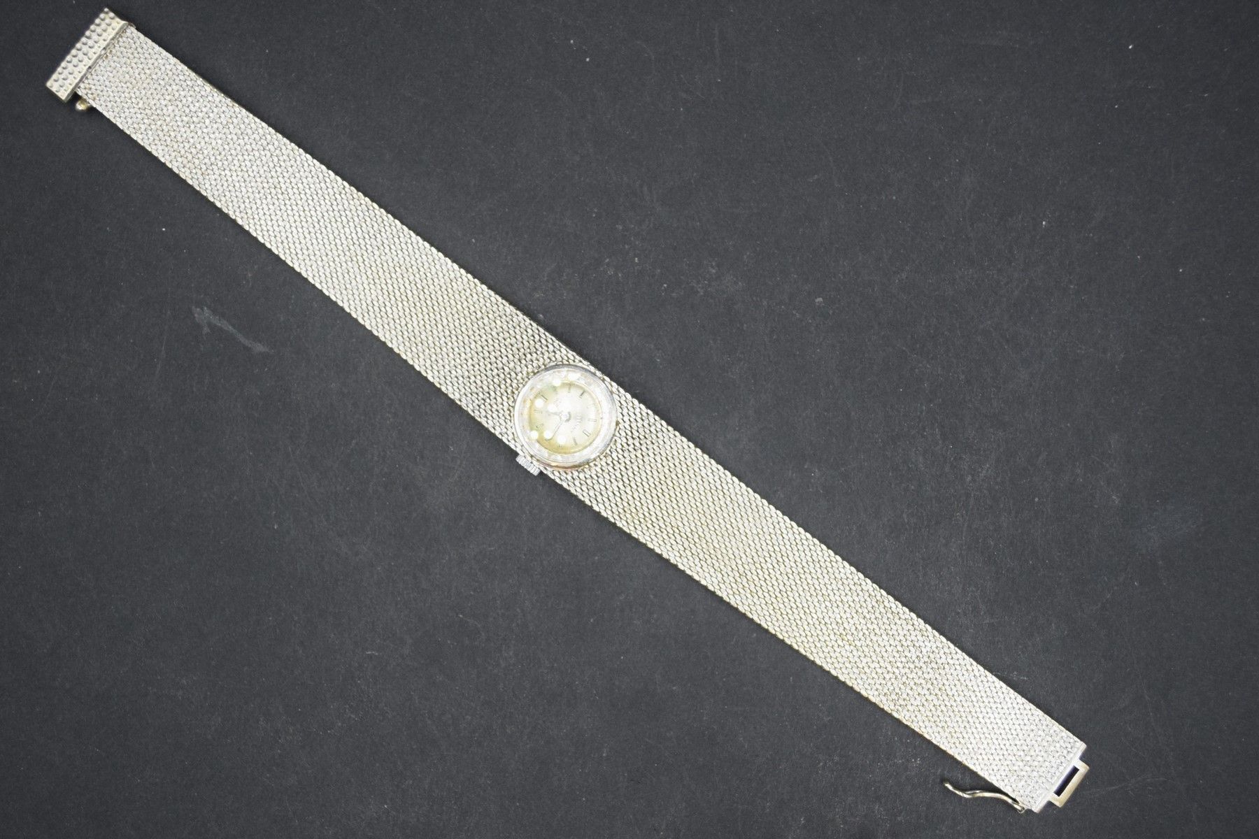 Null JENNY 
Montre bracelet de dame en or gris 18k (750), cadran à fond crème et&hellip;