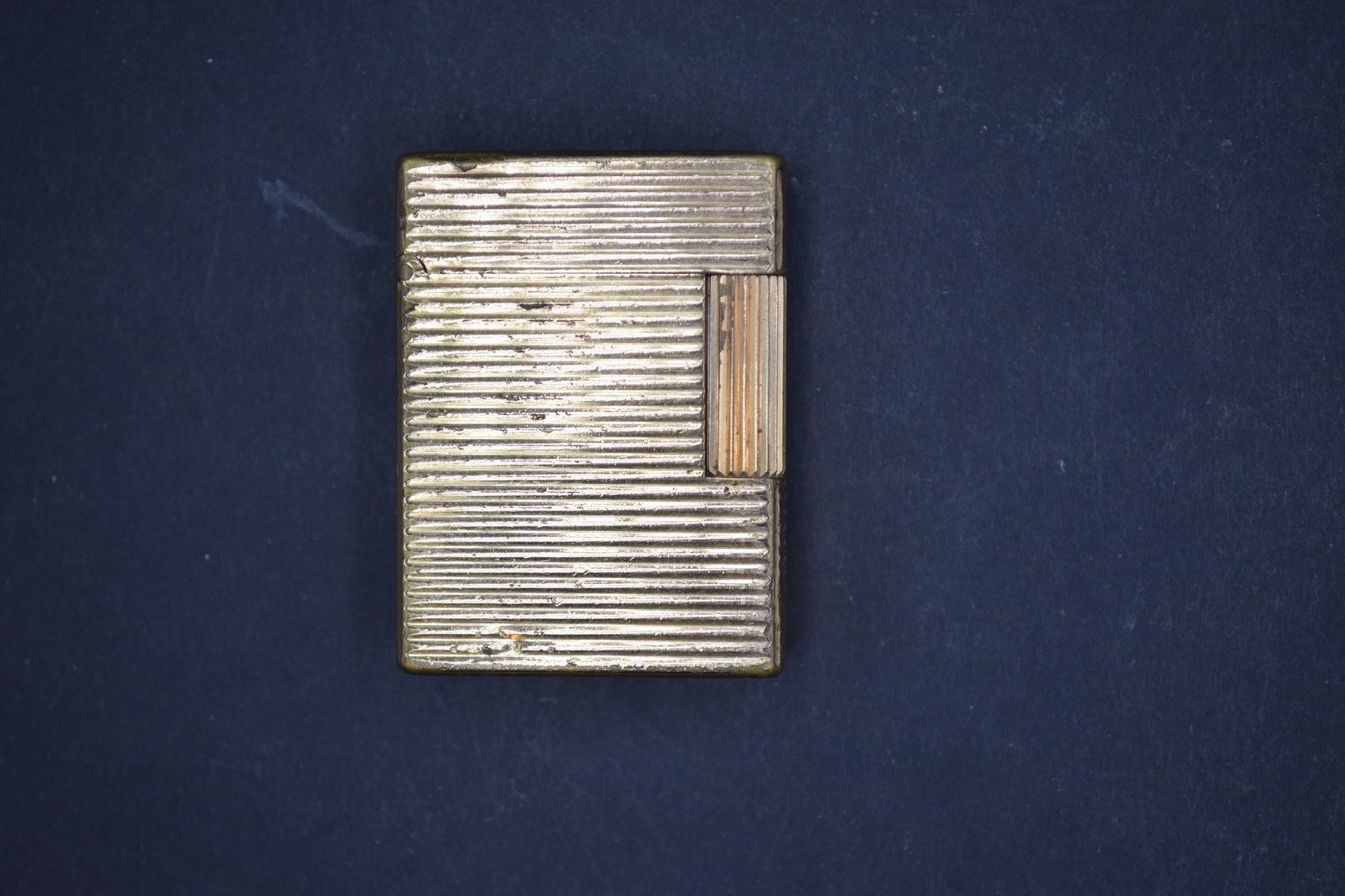 Null S.T.DUPONT 
Briquet en métal doré à décor cannelé. Porte un monogramme. 
Si&hellip;