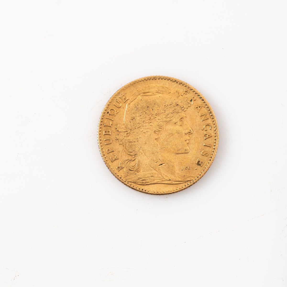 Null Une pièce en or de 10 Francs Coq (1907). 

Poids : 3,22 g.