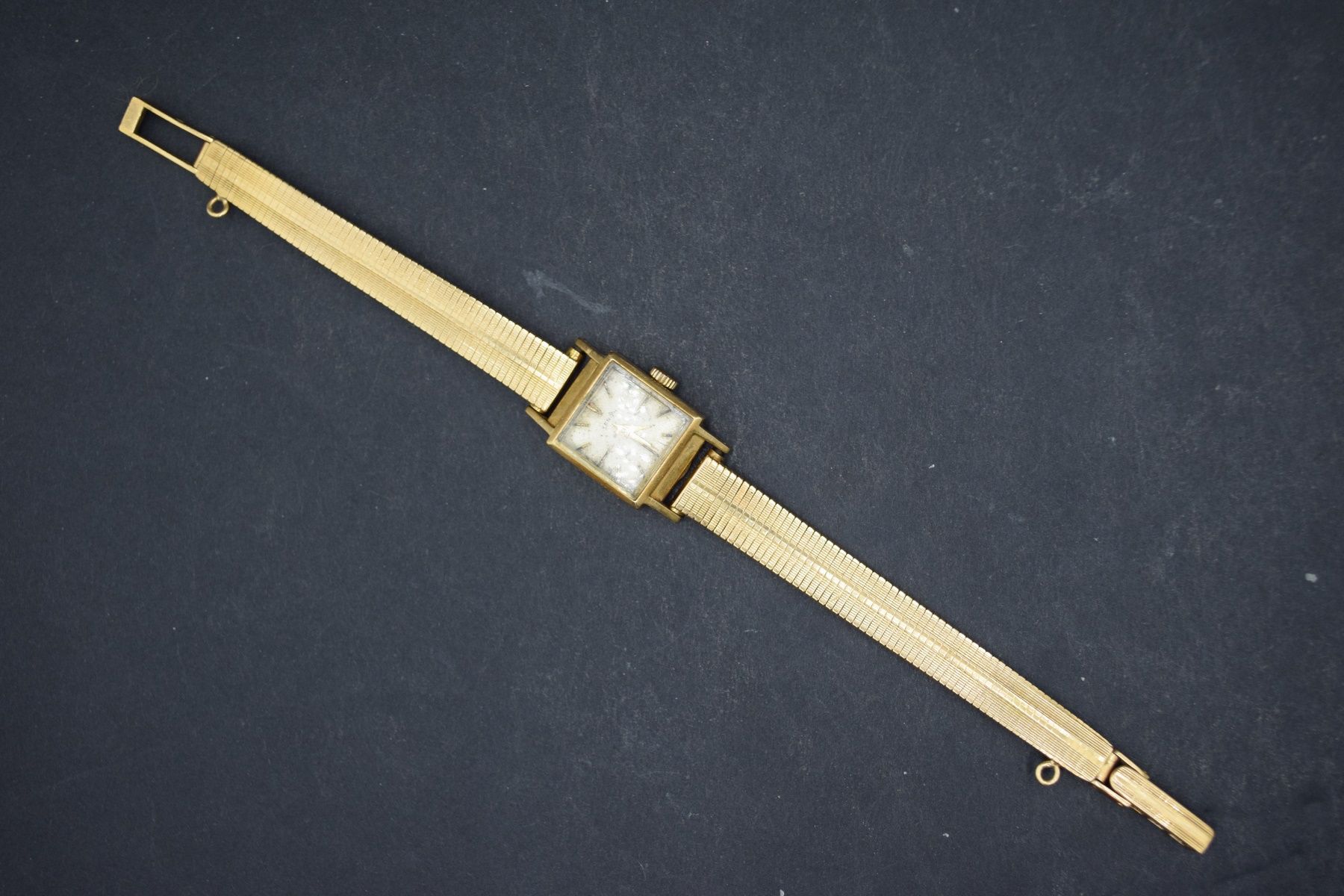 Null ZENITH
Montre bracelet de dame, boîtier carré en or jaune 18k (750), cadran&hellip;