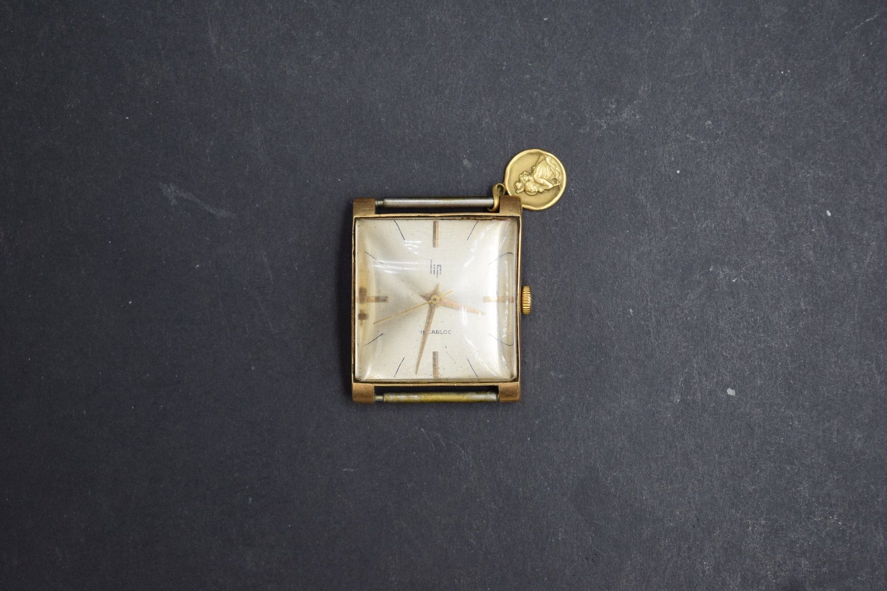 Null LIP 
Boîtier carré de montre d'homme en or jaune 18k (750), cadran à fond g&hellip;