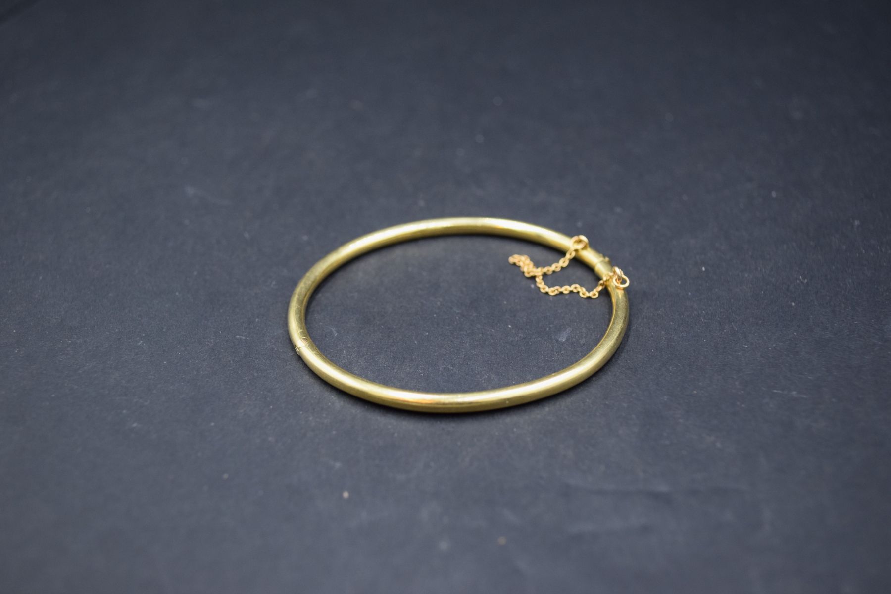 Null Bracelet rigide ouvrant en or jaune 18k (750). Chaînette en or jaune 18k (7&hellip;