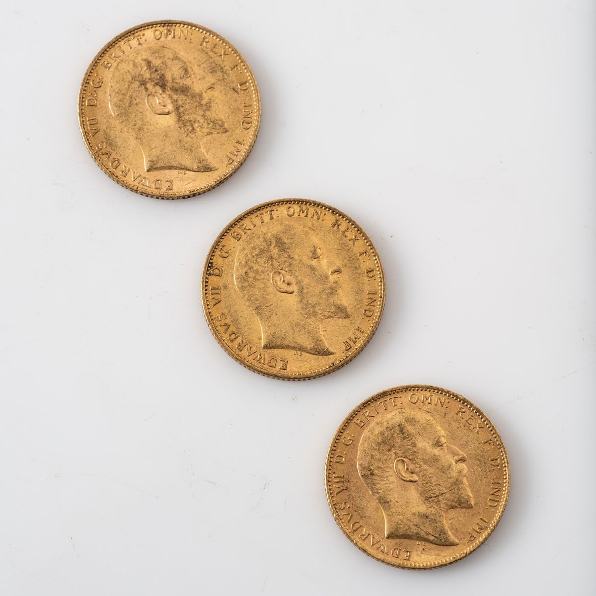 Null Trois pièces en or d'1 Souverain Edouard VII (1903 x 3). 

Poids : 23,94 g.