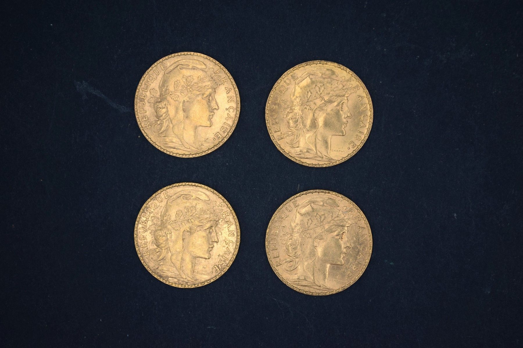 Null Lot de 4 pièces en or de 20 francs Coq (1905 ; 1907 x 3)
TTB. 
Poids : 25.8&hellip;