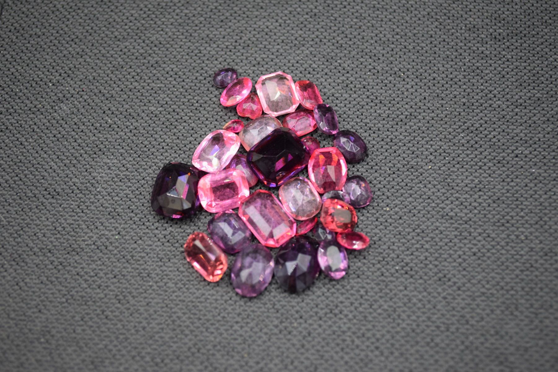 Null Lot de pierres roses et violettes imitations sur papier. 
Différentes taill&hellip;