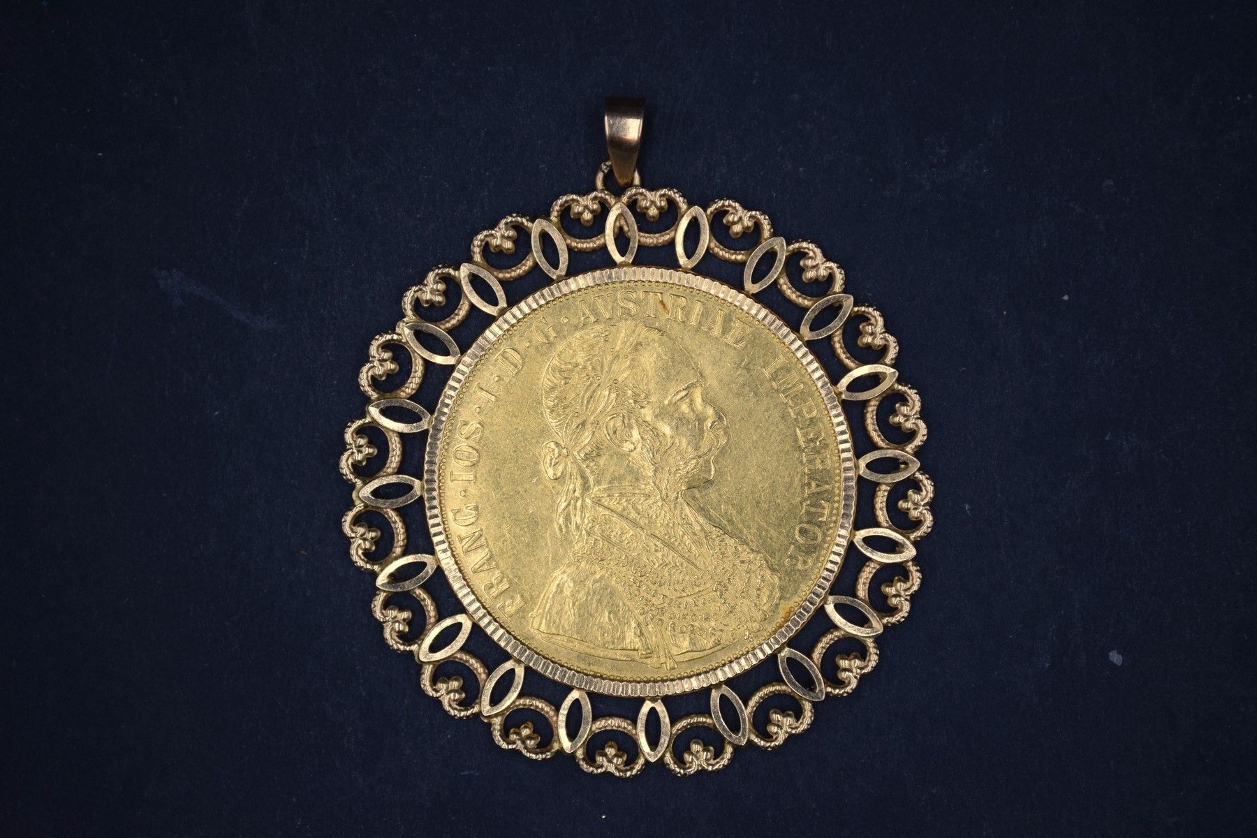 Null Pendentif ajouré en or jaune 18k (750) orné d'une pièce de 4 ducats Franz J&hellip;