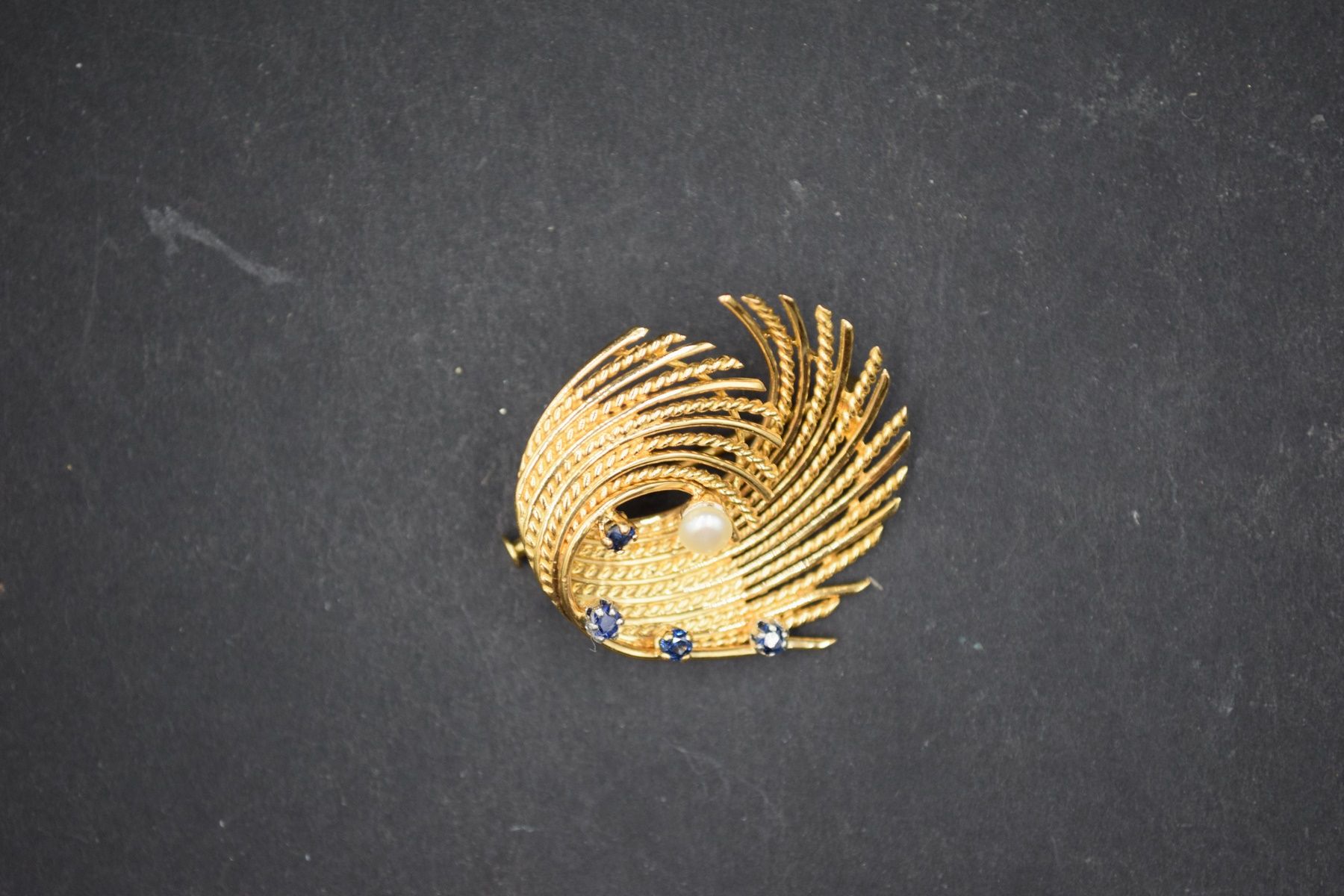 Null Broche en or jaune 18k (750) à décor filigrané et orné de petits saphirs et&hellip;