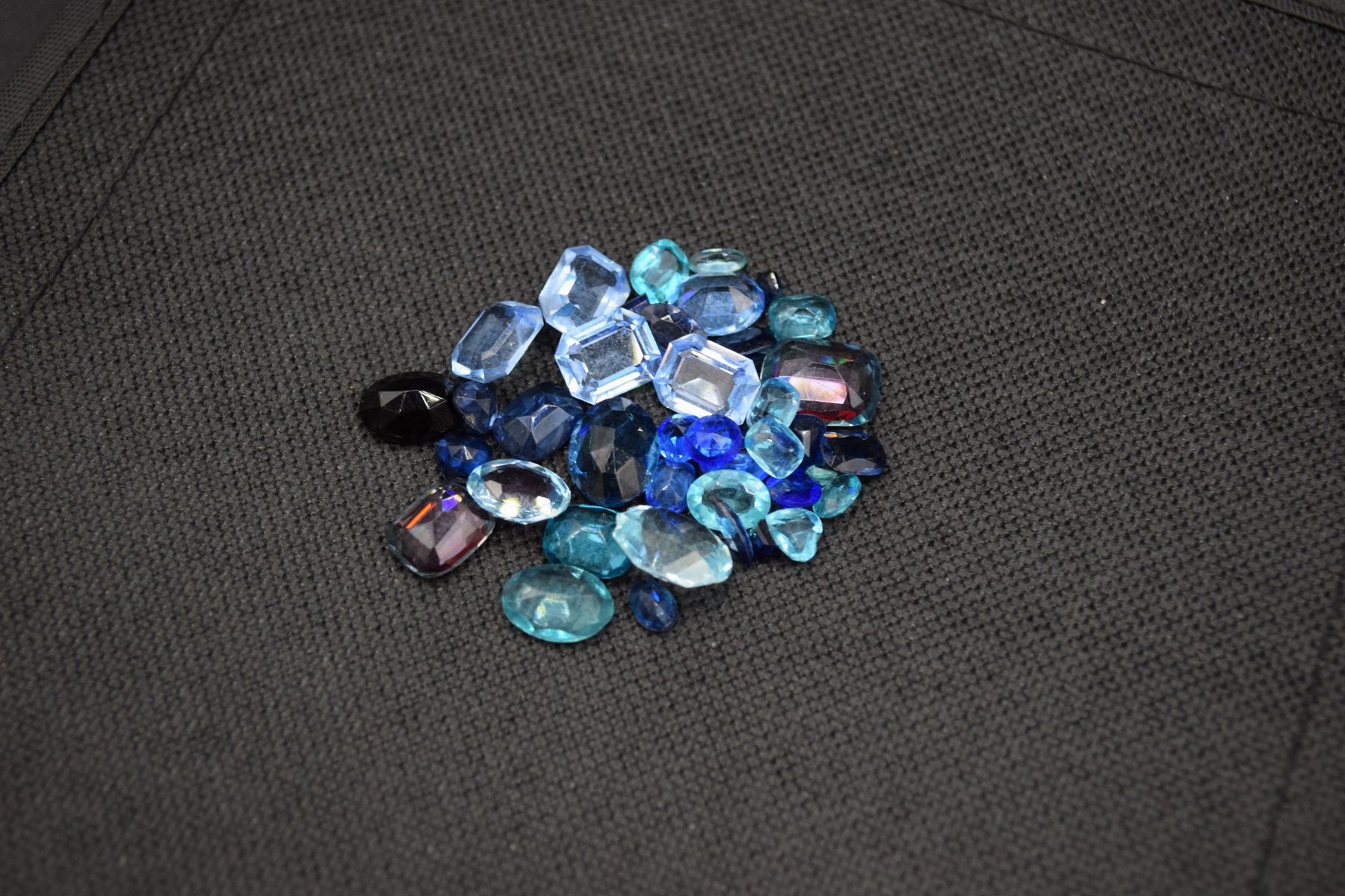 Null Lot de pierres bleues imitations sur papier. 
Différentes tailles et teinte&hellip;