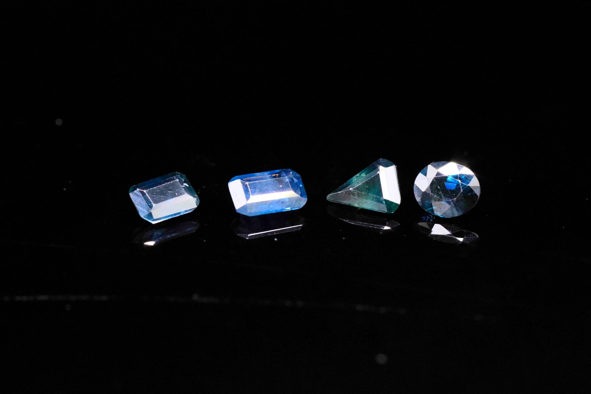Null Mixture of four sapphires of various sizes on paper.
Weight: 1.94 ct.