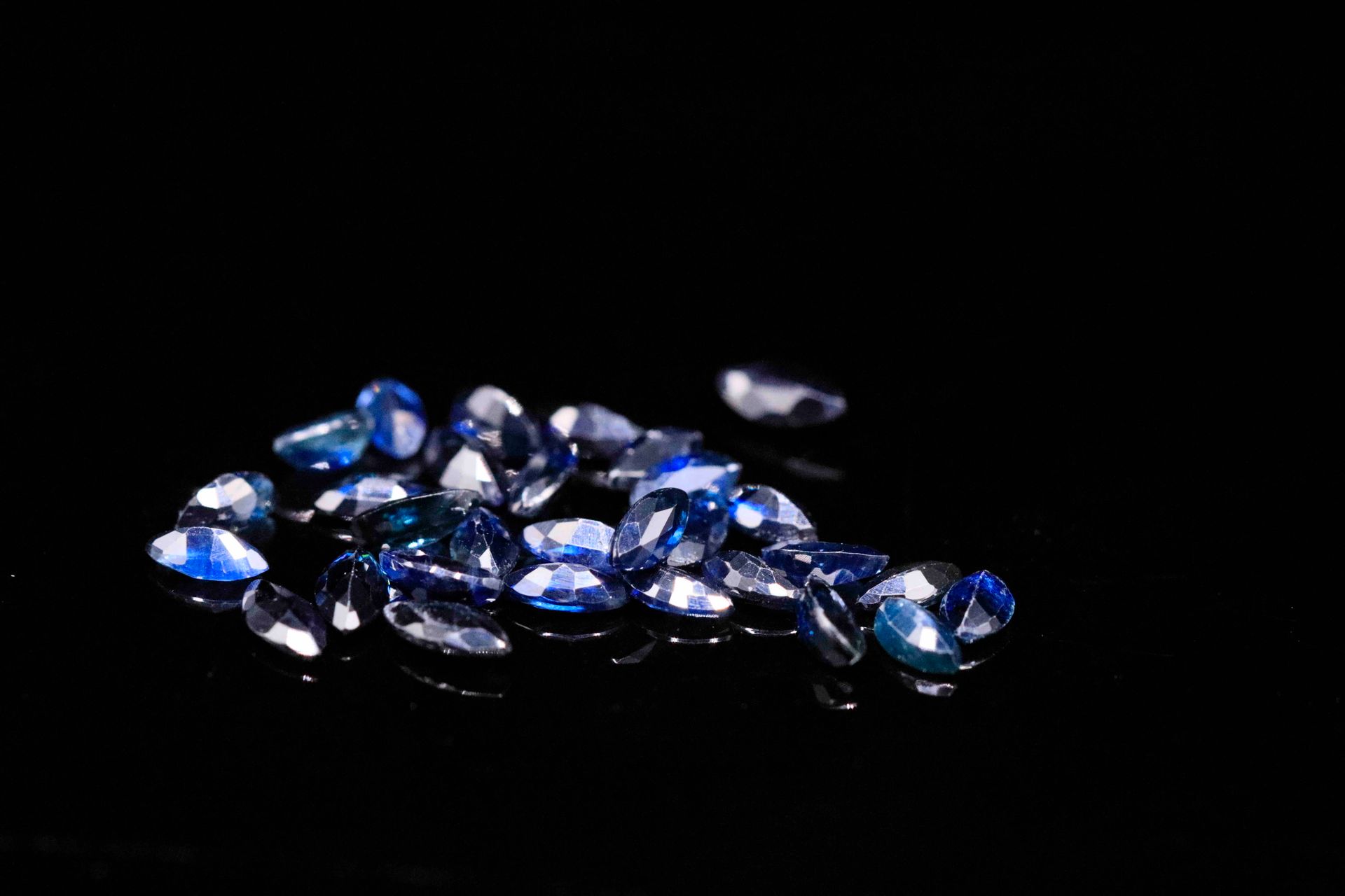 Null Mixture of thirty navette sapphires on paper. 
Weight: 4.10 cts.